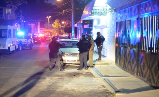 Los cuerpos de seguridad realizaron un operativo para recabar evidencias en el sitio del hallazgo de los cadáveres. 