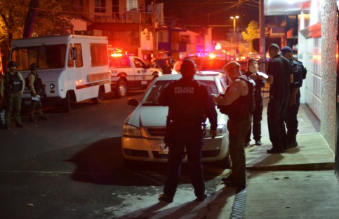 Los cuerpos de seguridad realizaron un operativo para recabar evidencias en el sitio del hallazgo de los cadáveres. 