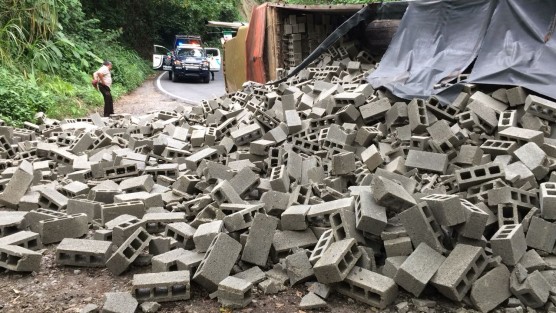 Accidente vehicular  la tarde de este miércoles sobre el tramo carretero Tlapacoyan – Atzalan, en el lugar conocido como Tomata, donde volcó un camión carguero que iba cargado con varias toneladas de block