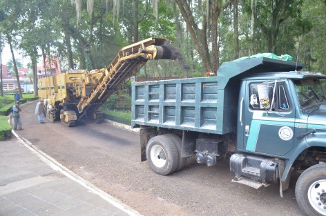 Como se informó aquí ayer, el parque de Los Berros será reencarpetado después de muchos años de estar en pésimas condiciones, corredores, niños o paseantes sufrían las consecuencias al transitar por un lugar tan emblemático pero en pésimo estado.