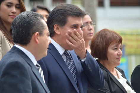 El recién nombrado rector de la UPAV, Carlos Raúl Velázquez, acudió a las guardias de honor. Su nombramiento  ha sido muy cuestionado al no contar con experiencia académica y su carta de presentación sea ser panista.