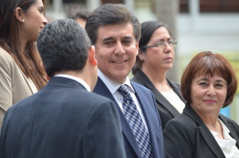 El recién nombrado rector de la UPAV, Carlos Raúl Velázquez, acudió a las guardias de honor. Su nombramiento  ha sido muy cuestionado al no contar con experiencia académica y su carta de presentación sea ser panista.