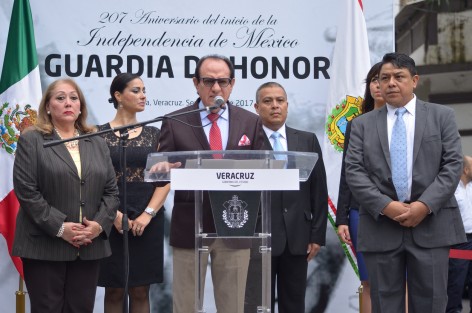 Francisco Montfort Guillén, jefe de la Oficina del Programa de Gobierno, dio a conocer que le mandatario veracruzano no asistirá a la entrega de su informe al Congreso local, por lo que se espera que quien acuda sea el Secretario de Gobierno.
