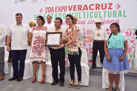 La delegada de SEDESOL, Anilú Ingram Vallines, inauguró la Segunda Expo Veracruz un Estado Multicultural Vive la Riqueza Indígena donde se ofertan artesanías y gastronomía típicas de algunas de las regiones del estado de Veracruz.