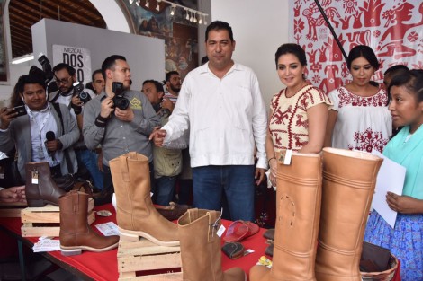 La delegada de SEDESOL, Anilú Ingram Vallines, inauguró la Segunda Expo Veracruz un Estado Multicultural Vive la Riqueza Indígena donde se ofertan artesanías y gastronomía típicas de algunas de las regiones del estado de Veracruz.