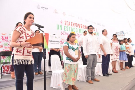 La delegada de SEDESOL, Anilú Ingram Vallines, inauguró la Segunda Expo Veracruz un Estado Multicultural Vive la Riqueza Indígena donde se ofertan artesanías y gastronomía típicas de algunas de las regiones del estado de Veracruz.