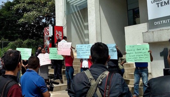 Ex trabajadores del sindicato Unificador de Trabajadores al Servicio del Instituto Tecnológico Superior de Xalapa, se manifestaron a las afueras de la Fiscalía General del Estado, denunciando fraude en la venta de predios. De 2007 a 2010 les fueron descontados lo pagos vía nómina y nunca se les entregaron. 

