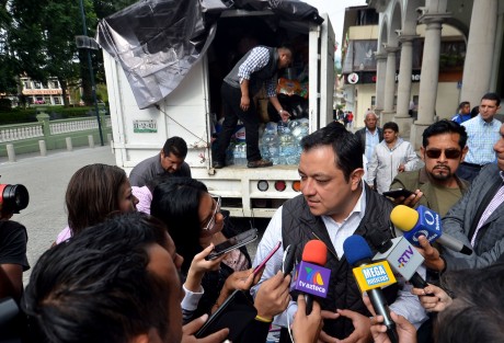 En Xalapa condenamos y repudiamos los hechos de violencia. Lo lamentamos, pero también exigimos con firmeza y con claridad que se mejoren las condiciones de atención de la seguridad pública en Xalapa. Todos tenemos que asumir nuestra responsabilidad, aseguró el alcalde Américo Zúñiga Martínez.
