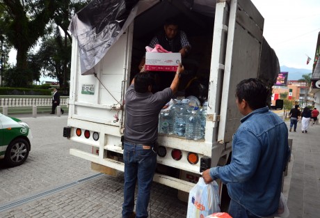 La mañana de este jueves salió el primer envío de ayuda humanitaria recolectada entre los xalapeños para apoyar a habitantes de Oaxaca afectados por los sismos. 