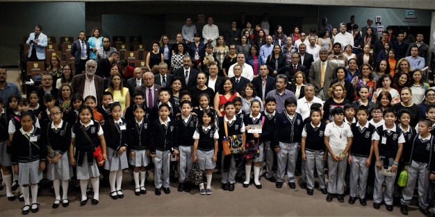 La diputada Cinthya Lobato,  presidenta de la Comisión Especial para los festejos del centenario de la Constitución Política de los Estados Unidos Mexicanos de 1917, en colaboración con la Secretaría de Educación de Veracruz y el Tribunal Superior de Justicia del Estado realizaron una infografía y una línea del tiempo con perspectiva de género en la que recapitulan la historia de la Constitución.