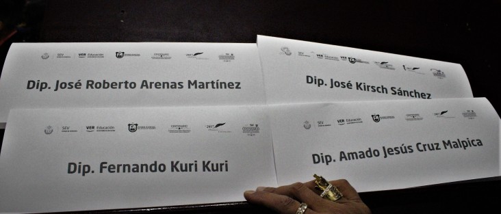 Aunque los 49 diputados estaban invitados al evento, ni siquiera los integrantes de la comisión acudieron. Quizá anden celebrando por otra parte.  