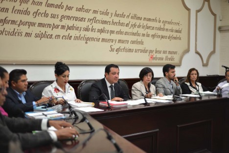 Los regidores aprobaron el exhorto a quienes expenden bebidas alcohólicas de los giros B y C para evitar la venta de las mismas en botellas en el Centro histórico a partir de las 8 de la mañana del día 15 de septiembre y hasta las cuatro de la tarde del día 16 de septiembre del año en curso como medida para prevenir accidentes durante las fiestas patrias.  
