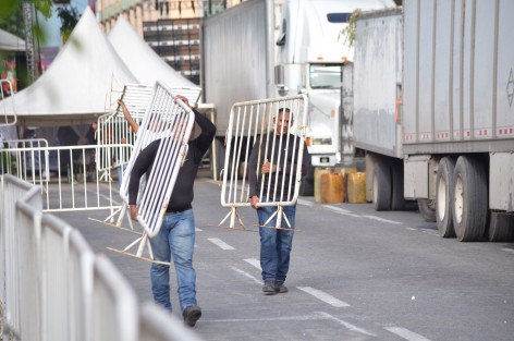 Trabajadores de gobierno colocan vallas, tarimas y retenes de seguridad para la celebración del Grito de Dolores que cada año y como es costumbre, el gobierno estatal realiza en el centro capitalino. Pese a los actos violentos registrados en los últimos días la seguridad en la zona no se incrementará, salvo por la vigilancia de la policia que siempre realiza operativo.