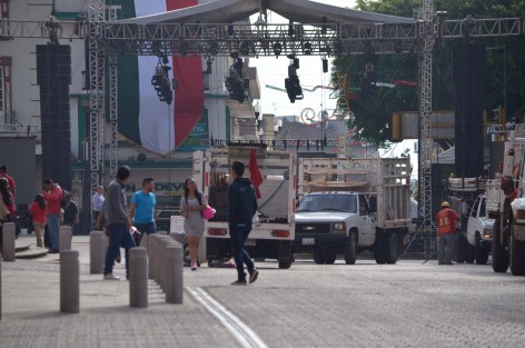 Trabajadores de gobierno colocan vallas, tarimas y retenes de seguridad para la celebración del Grito de Dolores que cada año y como es costumbre, el gobierno estatal realiza en el centro capitalino. Pese a los actos violentos registrados en los últimos días la seguridad en la zona no se incrementará, salvo por la vigilancia de la policia que siempre realiza operativo.