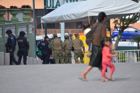 Trabajadores de gobierno colocan vallas, tarimas y retenes de seguridad para la celebración del grito de dolores que cada año y como es costumbre el gobierno estatal realiza en el centro capitalino, pese a los actos violentos registrados en los últimos días la seguridad en la zona no se incrementará, salvo por la vigilancia de la policia que siempre realiza operativo. 