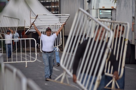 Trabajadores de gobierno colocan vallas, tarimas y retenes de seguridad para la celebración del grito de dolores que cada año y como es costumbre el gobierno estatal realiza en el centro capitalino, pese a los actos violentos registrados en los últimos días la seguridad en la zona no se incrementará, salvo por la vigilancia de la policia que siempre realiza operativo.