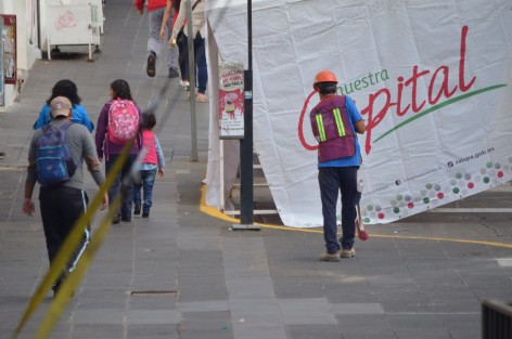 Trabajadores de gobierno colocan vallas, tarimas y retenes de seguridad para la celebración del grito de dolores que cada año y como es costumbre el gobierno estatal realiza en el centro capitalino, pese a los actos violentos registrados en los últimos días la seguridad en la zona no se incrementará, salvo por la vigilancia de la policia que siempre realiza operativo.