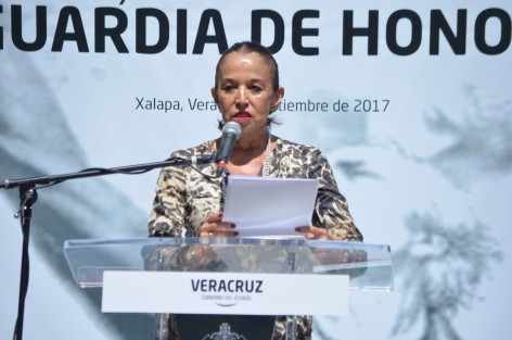 María Puisa García Beltrán, Directora General del DIF estatal, acudió a las guardias de honor en representación de la Presidenta del DIF Estatal, Leticia Márquez de Yunes.