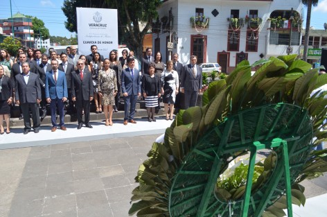 María Puisa García Beltrán, Directora General del DIF estatal, acudió a las guardias de honor en representación de la Presidenta del DIF Estatal, Leticia Márquez de Yunes.