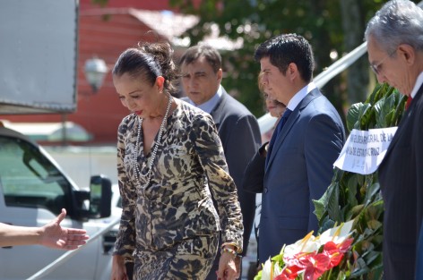 María Puisa García Beltrán, Directora General del DIF estatal, acudió a las guardias de honor en representación de la Presidenta del DIF Estatal, Leticia Márquez de Yunes.