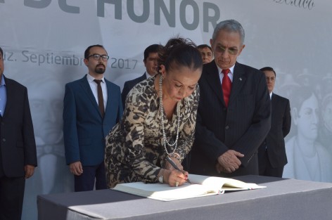 María Puisa García Beltrán, Directora General del DIF estatal, acudió a las guardias de honor en representación de la Presidenta del DIF Estatal, Leticia Márquez de Yunes.