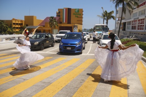 Bailarines del ballet folcklorico del Centro Cultural La Isleta, presentan un breve número de sones jarochos en los cruceros de la ciudad. Lo recaudado será utilizado para comprar víveres y mandarlos a los afectados por el temblor en Juchitán, Oaxaca. <em>Cuando pase la contingencia en Oaxaca vamos a seguir con el espectáculo en las calles pues nosotros también necesitamos apoyos</em>.