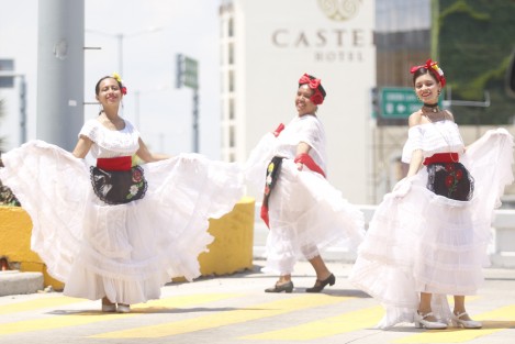 Bailarines del ballet folcklorico del Centro Cultural La Isleta, presentan un breve número de sones jarochos en los cruceros de la ciudad. Lo recaudado será utilizado para comprar víveres y mandarlos a los afectados por el temblor en Juchitán, Oaxaca. <em>Cuando pase la contingencia en Oaxaca vamos a seguir con el espectáculo en las calles pues nosotros también necesitamos apoyos</em>.