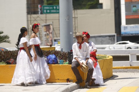 Bailarines del ballet folcklorico del Centro Cultural La Isleta, presentan un breve número de sones jarochos en los cruceros de la ciudad. Lo recaudado será utilizado para comprar víveres y mandarlos a los afectados por el temblor en Juchitán, Oaxaca. <em>Cuando pase la contingencia en Oaxaca vamos a seguir con el espectáculo en las calles pues nosotros también necesitamos apoyos</em>.