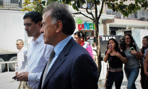 Previo a la ceremonia de El Grito, el gobernador Miguel Ángel Yunes junto con el secretario de Gobierno, Rogelio Franco, y otros funcionarios realizaron un recorrido por el centro de Xalapa, o baño de pueblo como  se conoce popularmente. 