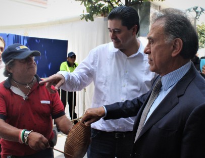 Por cuestiones de seguridad, porque no había o porque de plano no hay dinero, el gobernador Miguel Ángel Yunes tuvo que solicitar una cooperación entre sus acompañantes para poder cooperar con la marimba, pero tampoco traían. 