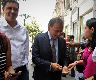 Por cuestiones de seguridad, porque no había o porque de plano no hay dinero, el gobernador Miguel Ángel Yunes tuvo que solicitar una cooperación entre sus acompañantes para poder cooperar con la marimba, pero tampoco traían. 