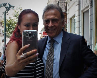 Previo a la ceremonia de El Grito, el gobernador Miguel Ángel Yunes junto con el secretario de Gobierno, Rogelio Franco, y otros funcionarios realizaron un recorrido por el centro de Xalapa, o baño de pueblo como se conoce popularmente. 