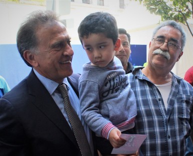 Previo a la ceremonia de El Grito, el gobernador Miguel Ángel Yunes junto con el secretario de Gobierno, Rogelio Franco, y otros funcionarios realizaron un recorrido por el centro de Xalapa, o baño de pueblo como se conoce popularmente. 