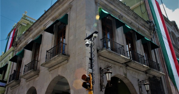 Tan efectivas han resultado las cámaras de videovigilancia para evitar la delincuencia, que incluso se instalaron algunas extra para llevar la fiesta en paz este 15 de septiembre en el centro de Xalapa