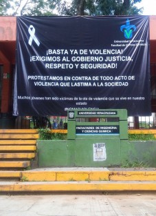Una manta donde se exige seguridad fue colocada en la entrada de la Facultad de Ingeniería de la UV, al parecer por compañeros del joven Augusto, asesinado hace algunas semanas en un asalto. 