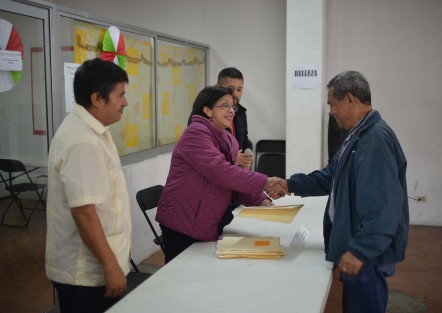 Con la representación personal del alcalde Américo Zúñiga Martínez, la Secretaria del Ayuntamiento, María Amparo Álvarez Castilla, entregó en la colonia Constituyentes más de 70 nombramientos y placas a ciudadanos que fungen como Jefes de Manzana en las diferentes colonias pertenecientes a la Delegación Este.