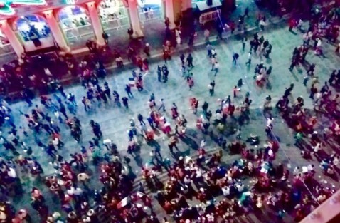 Escasa afluencia de personas a la Plaza Lerdo previo a la ceremonia de El Grito en la Plaza Lerdo.