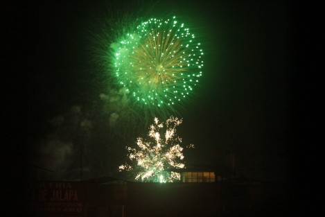 La mayoría de los xalapeños prefirieron este año disfrutar desde lejitos el espectáculo de pirotecnia que acompaña la ceremonia del Grito de Independencia. 