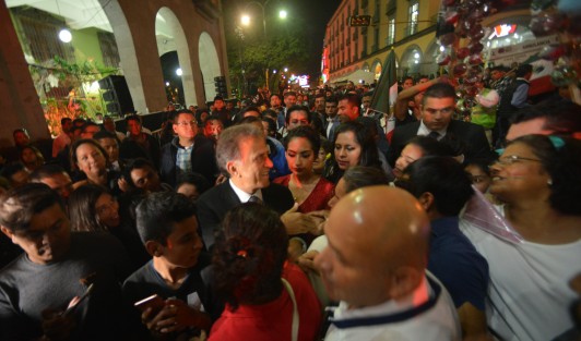 El gobernador Miguel Ángel Yunes Linares se dio su tiempo para saludar a sus invitados a la primera de las dos únicas ceremonias de El Grito de Independencia que presidirá en Veracruz. 