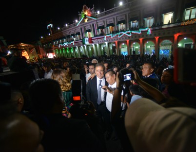 El gobernador Miguel Ángel Yunes Linares se dio su tiempo para saludar a sus invitados a la primera de las dos únicas ceremonias de El Grito de Independencia que presidirá en Veracruz. 