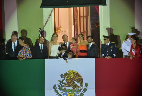 Acompañado, de sus hijos y nietos, el Gobernador Miguel Ángel Yunes Linares dio desde el balcón del Palacio de Gobierno el Grito de Independencia. 