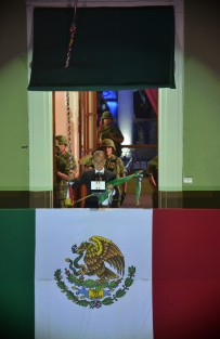 Acompañado, de sus hijos y nietos, el Gobernador Miguel Ángel Yunes Linares dio desde el balcón del Palacio de Gobierno el Grito de Independencia. 