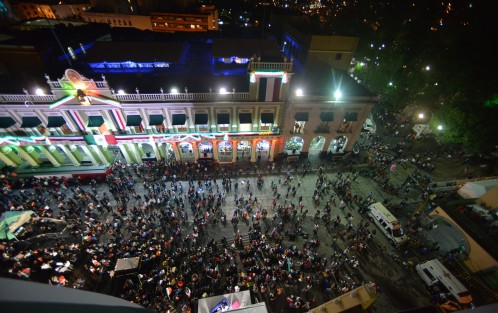 A diferencia de años anteriores, los invitados a la ceremonia conmemorativa del 207 aniversario del Inicio de la Guerra de Independencia de México, llegaron tarde a la Plaza Lerdo. 