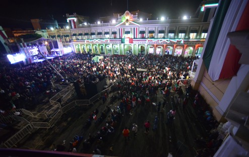 A diferencia de años anteriores, los invitados a la ceremonia conmemorativa del 207 aniversario del Inicio de la Guerra de Independencia de México, llegaron tarde a la Plaza Lerdo. 