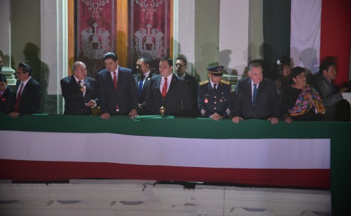 El alcalde de Xalapa,Américo Zúñiga Martínez, acudió a la ceremonia conmemorativa del 207 aniversario del Inicio de la Guerra de Independencia de México, misma que acompañó desde uno de los balcones.
