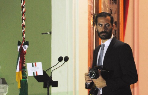 La austeridad en las fiestas patrias quedó patente una vez más durante la ceremonia de El Grito en la capital Veracruzana, al grado que el coordinador de Comunicación Social del Gobirno del Estado, Elías Assad Danini, tuvo que usar una cámara prestada para documentar.   