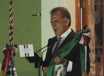 Primer Grito en la plenitud del poder este 15 de septiembre en Veracruz. El gobernador, Miguel Ángel Yunes Linares, lo disfrutó en grande con la alegría que le caracteriza.