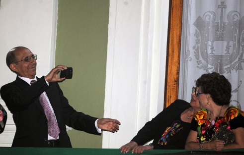 Desde los balcones del Palacio de Gobierno, perredistas y panistas gozaron y documentaron su primer año en el pinche poder. 