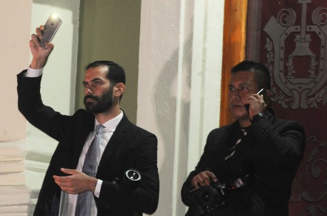Tal fue el clima de seguridad que se brindó a la población, que el coordinador de Comunicación Social del Gobierno del Estado, Elías Assad Danini, se mantuvo al pendiente hasta de quiénes subían a los edificios vecinos al Palacio, para captar sus mejores tomas del evento patriótico, y vía celular se dio la instrucción de asegurarse que no se trataba de gente peligrosa. 
