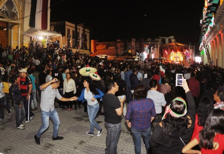 Xalapeños ahora sí pudieron bailar a sus anchas durante la ceremonia de El Grito. Al parecer con la remoddelación se ganó mucho espacio. 